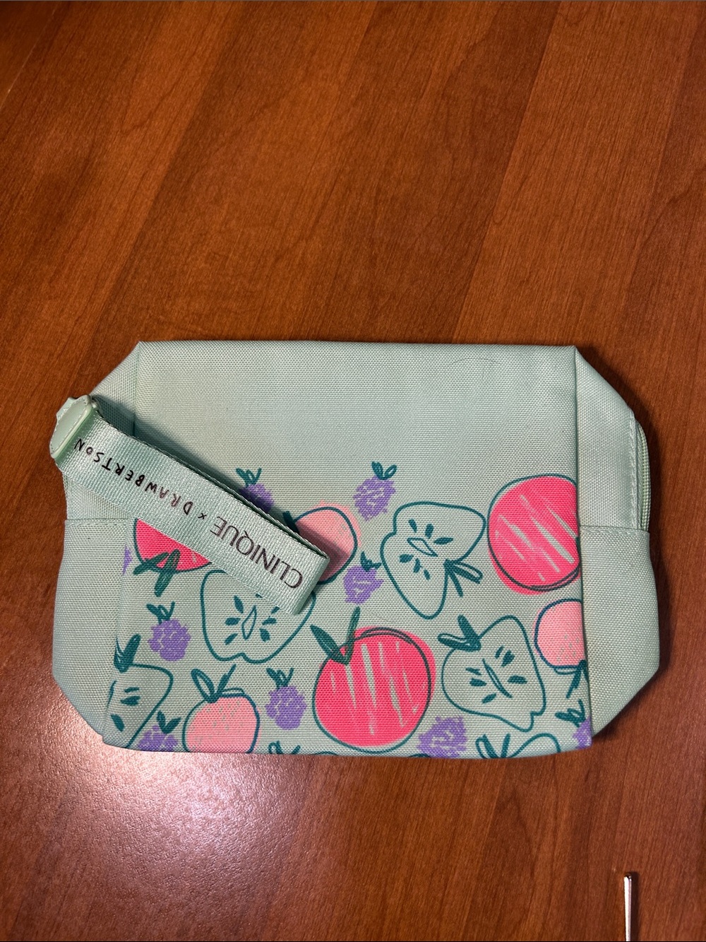 6 Clinique Travel Pouch - cosmetic bags - Picture 2 of 7